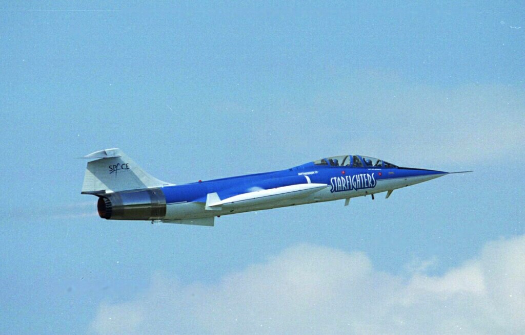 f-104-2-apr2002.jpg